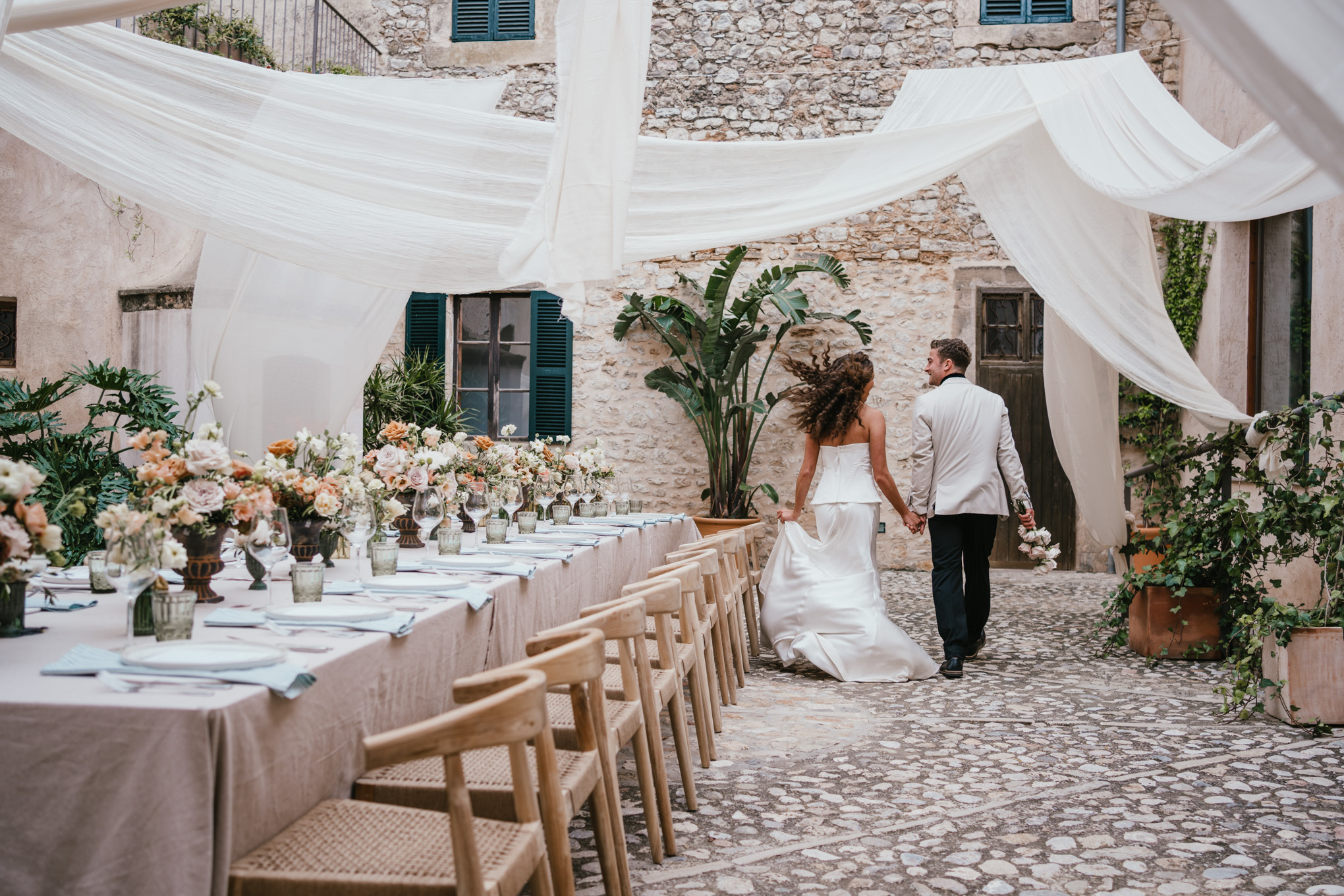 Finca Morneta Wedding Mallorca (c)Liz Greenhalgh Photography Long Table Flowers Runner Bride Groom Fabric Drapes