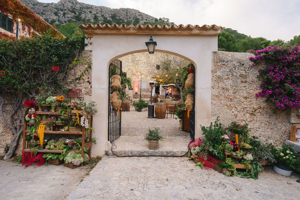 Courtyard Entrance Flowers Decor Rustic Greenery Four Seasons Resort Mallorca Flowers © 2024 LILA PHOTO