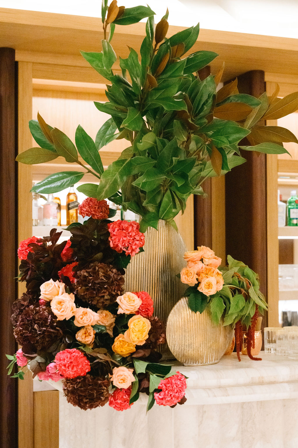 Table Flower Arrangement Greenery Red Pink Orange Flowers Stone Vase Four Seasons Resort Mallorca Flowers © 2024 LILA PHOTO