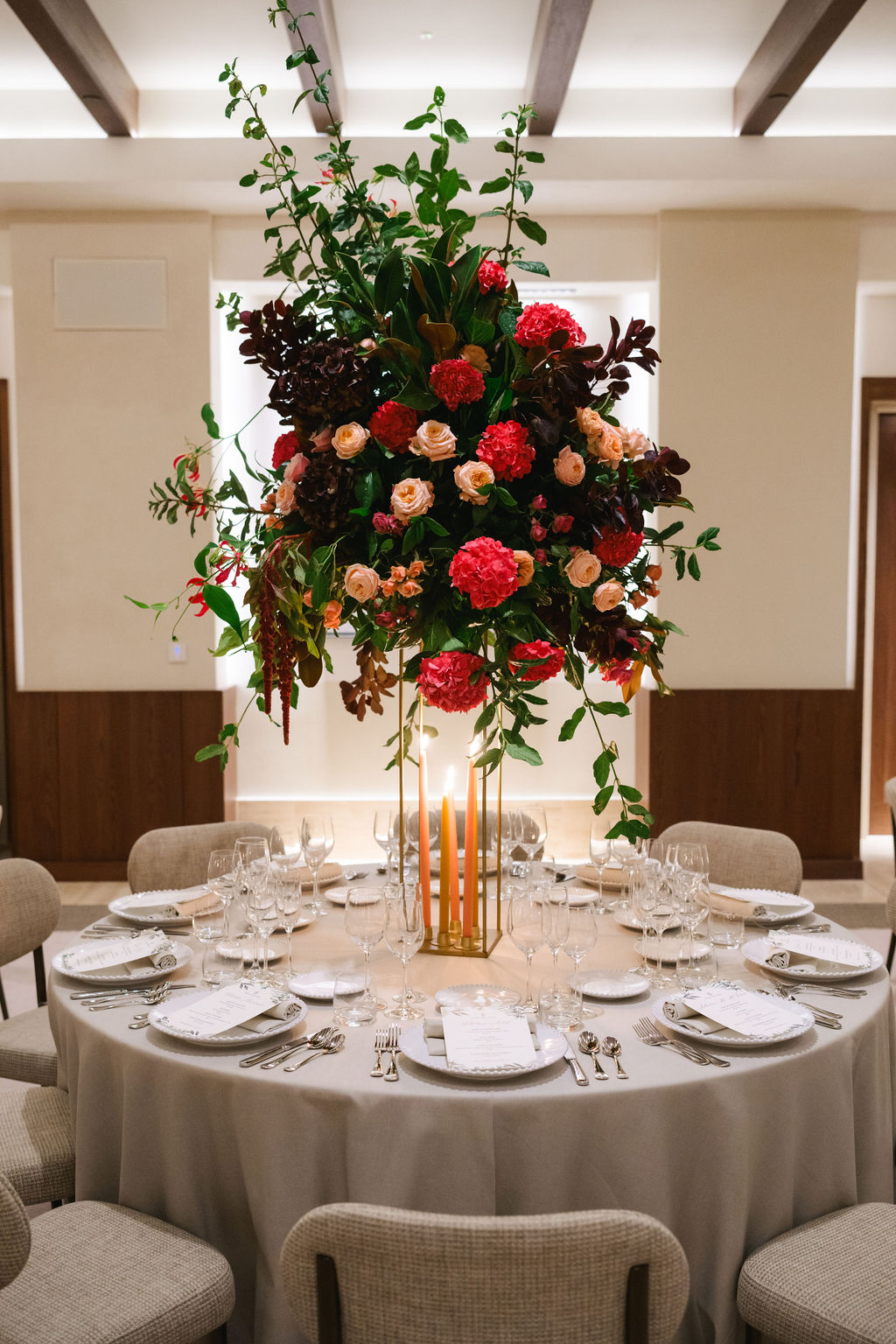 Round Table Flower Centrepiece High Arrangement Pink Orange Tall Candles Four Seasons Resort Mallorca Flowers © 2024 LILA PHOTO