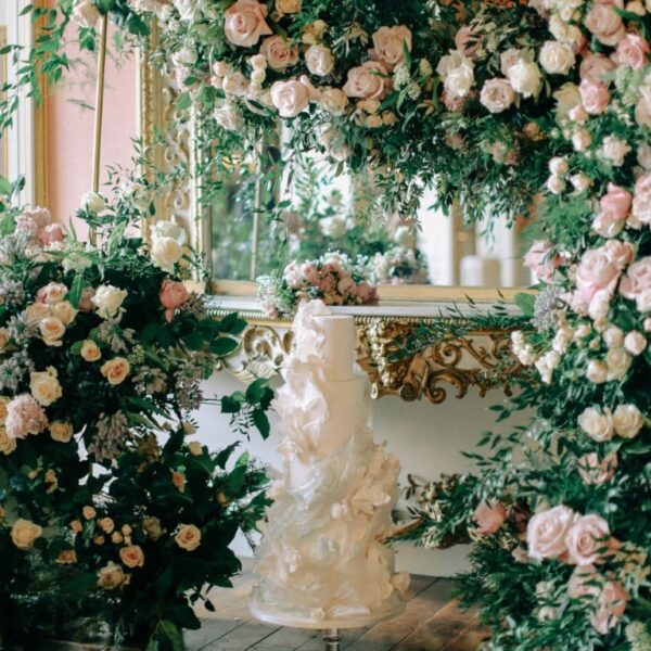 Recommended supplier at Avington park. Paula rooney creates exquisted english garden inspired florals in pastel spring tones for the wedding reception
