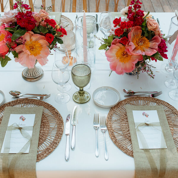 Jardines de Alfabia Wedding Mallorca Violeta Minnick Photography Pink Orange Red Flower Centrepiece Table Place Setting