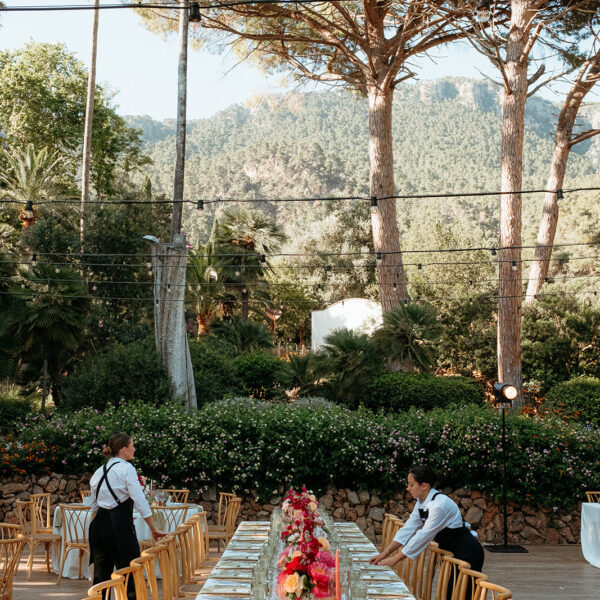 Jardines de Alfabia Wedding Mallorca Violeta Minnick Photography Long Table Outdoors Centrepiece Pink Orange Red Flower Centrepiece