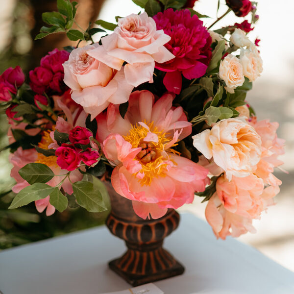 Jardines de Alfabia Wedding Mallorca Violeta Minnick Photography Flower Centrepiece Arrangement Pink Red