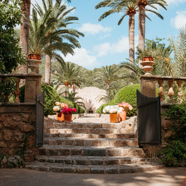 Jardines de Alfabia Wedding Mallorca Violeta Minnick Photography Entrance Steps Flowers