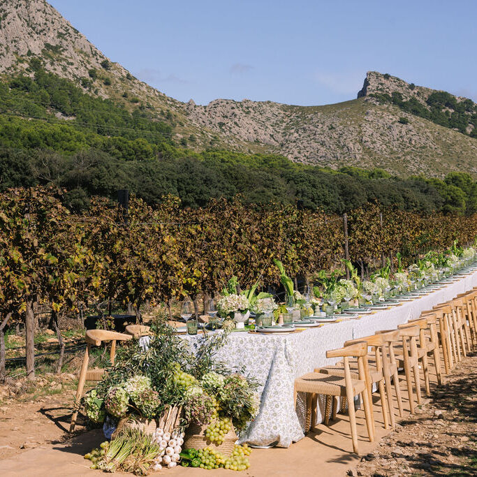 Vineyard Long Dining Table Green White Decor Floor Flowers Reception Four Seasons Resort Mallorca Flowers © 2024 LILA PHOTO
