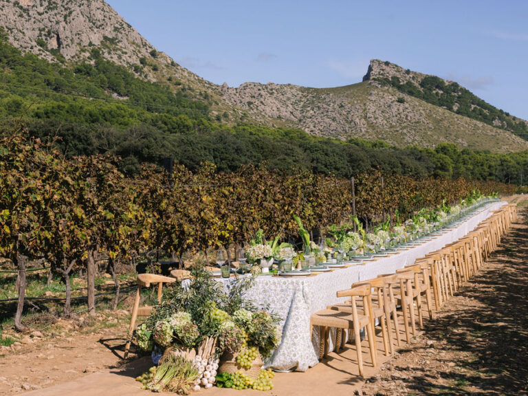 Vineyard Long Dining Table Green White Decor Floor Flowers Reception Four Seasons Resort Mallorca Flowers © 2024 LILA PHOTO